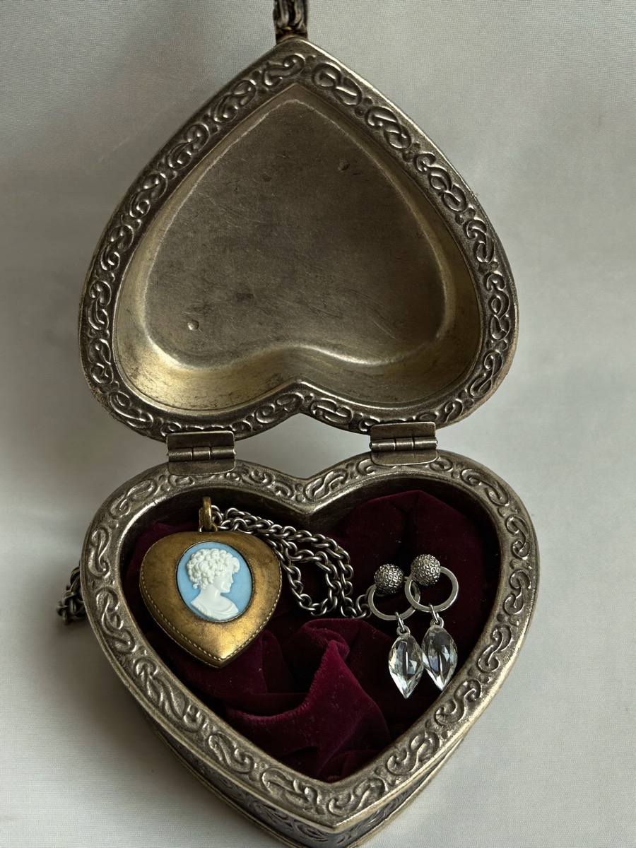 复古珠宝盒 — AI 精致静物